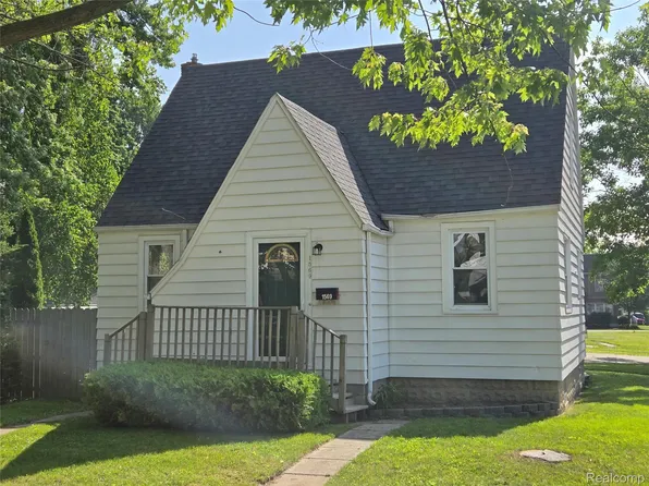 1569 New Hampshire Ave, Marysville, MI 48040