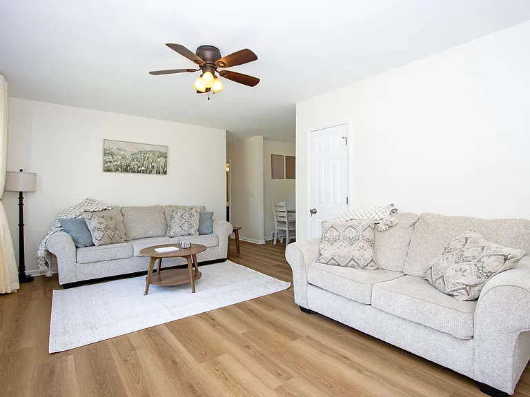 1720 W Hill Dr — Photo 2