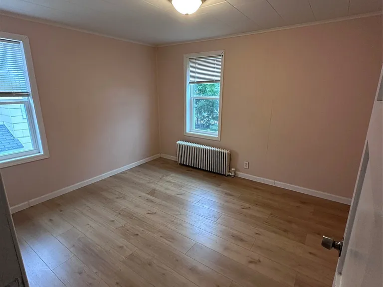 302 Squires Ave — Photo 8