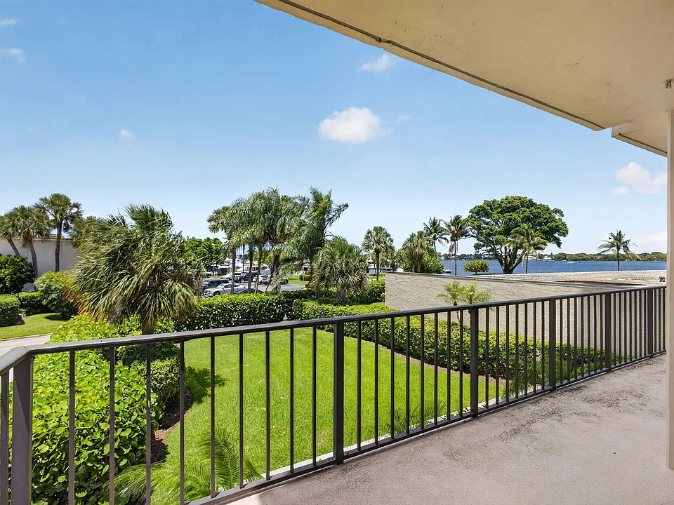 136 Lakeshore Dr