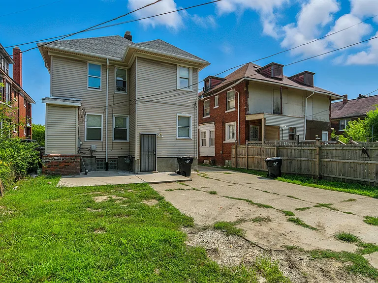 1595 W Grand Blvd — Photo 22