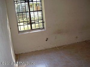 5th image of 2433 Petunia St