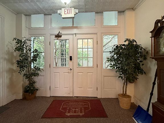 4th image of 1901 E Lombard St APT 5