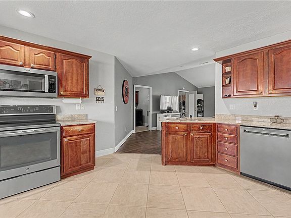 3rd image of 21097 Shady Grove Rd