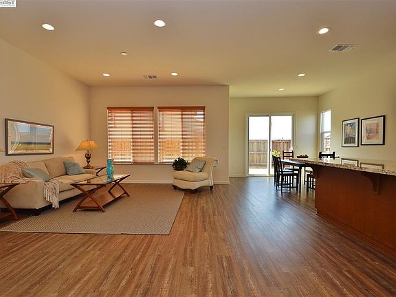 4th image of 984 River Bend Dr