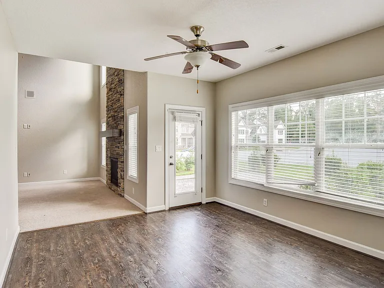 813 Evelyn Way — Photo 6