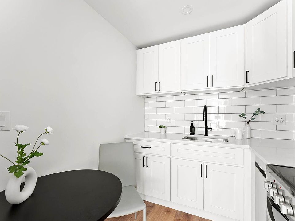 2nd image of 125 Saint James Pl APT 1A