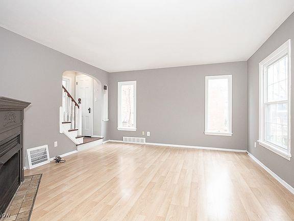 3rd image of 14524 Montrose Ave