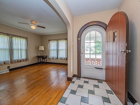 3rd image of 808 W Coates St