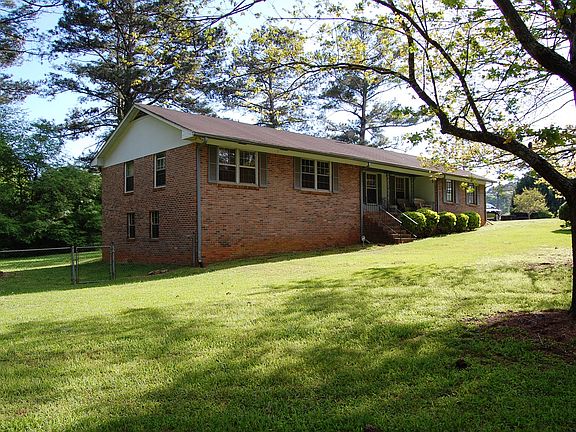 4th image of 833 Carlton Dr SE
