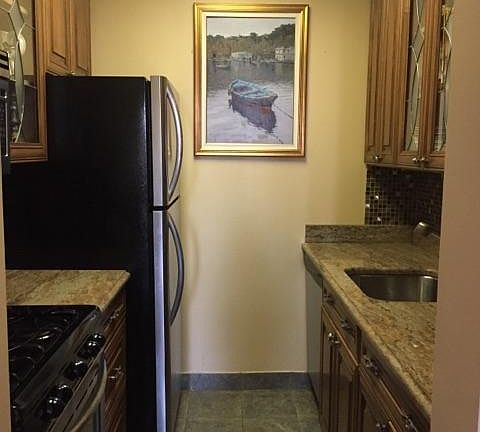 5th image of 250 E 40th St APT 18B