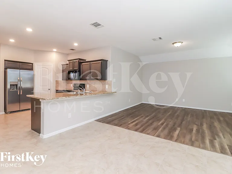 704 Walls Blvd — Photo 4