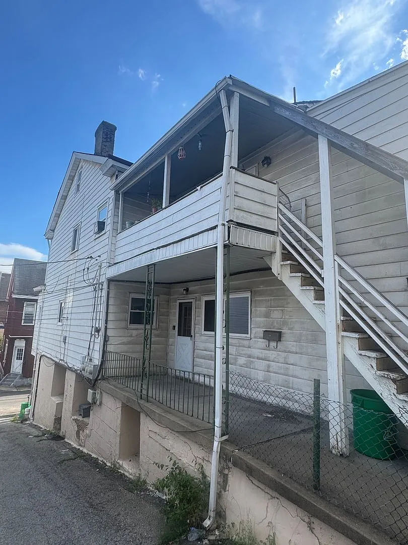 910 Penn St. — Photo 1