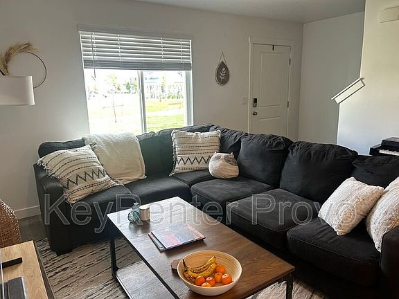 5th image of 1084 E Seaside St