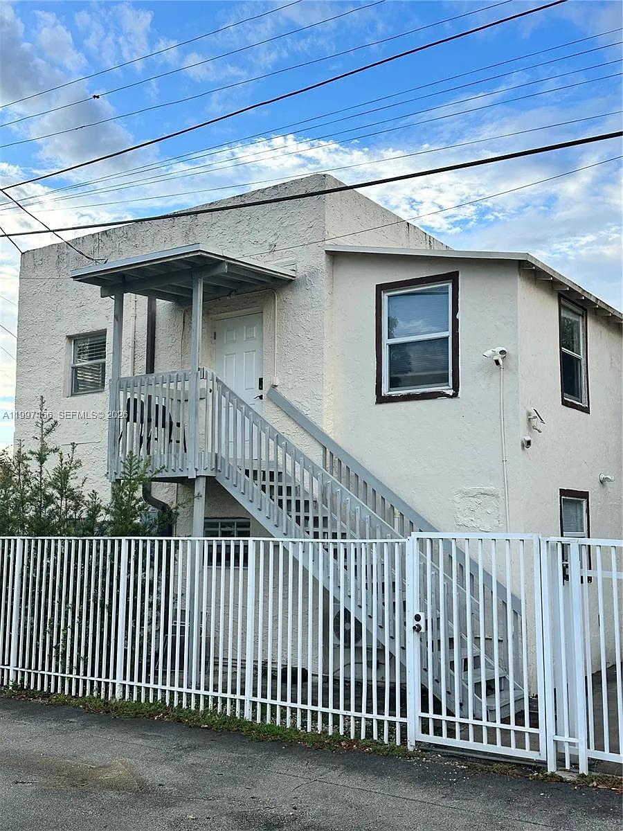 Building Photo - 2160 SW 17th St #2162
