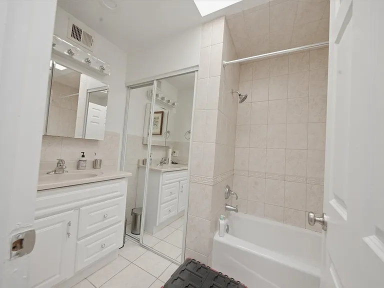 542 W Arlington Pl #B — Photo 14