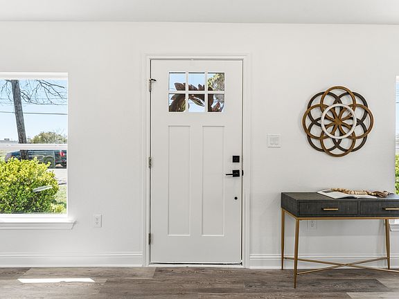 4th image of 815 Garrison St