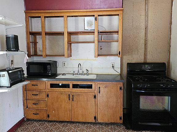 4th image of 701 W Benton St