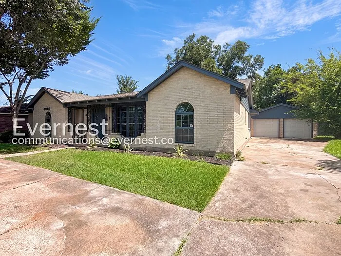 3 bed, 2.5 bath, 2336 sqft, $1,925 — Photo 2
