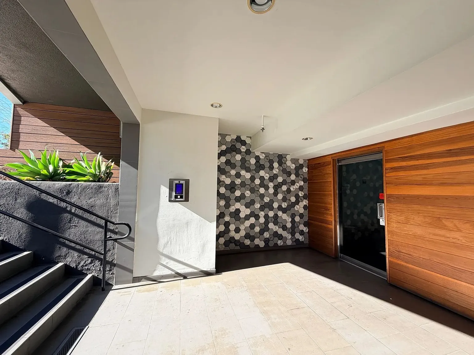 Wilshire Embassy Apartments — Photo 4