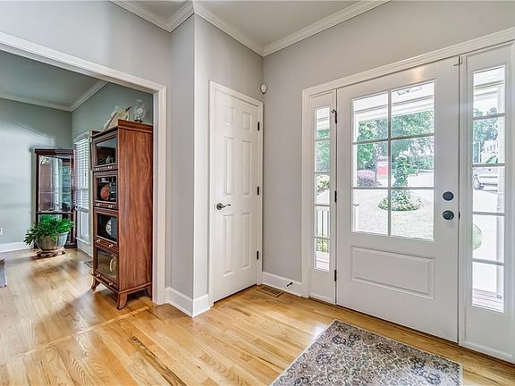 5th image of 2210 Lullwater Dr