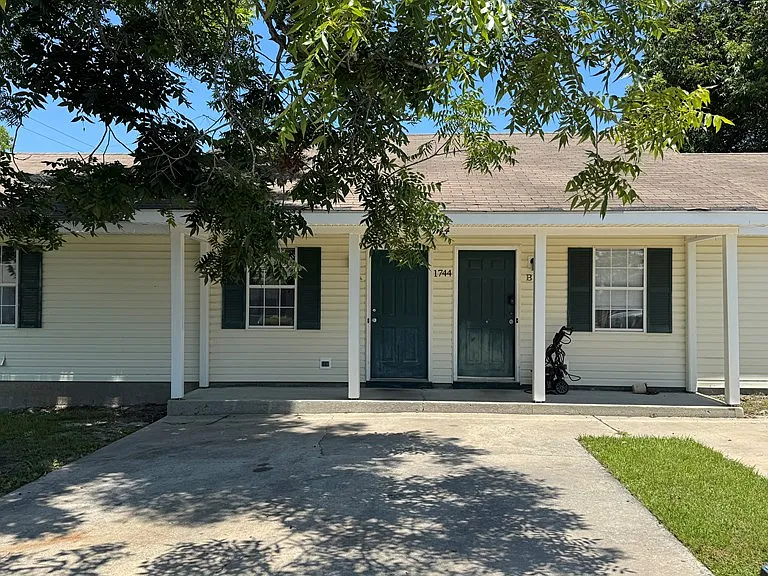 1744A Poplar St — Photo 2