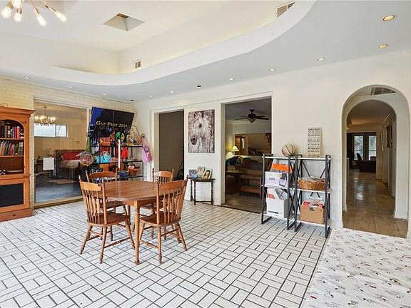 4th image of 422 Country Club Dr
