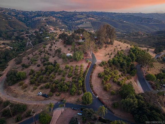 2nd image of 2825 Vista Del Rio