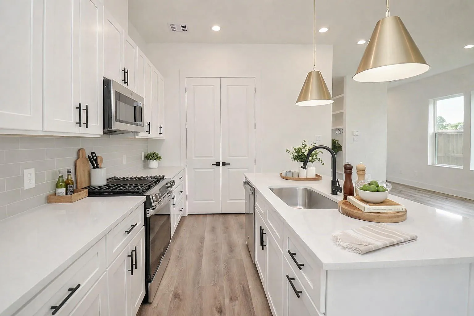 4 bed, 2.5 bath, 1901 sqft, $2,375 — Photo 2