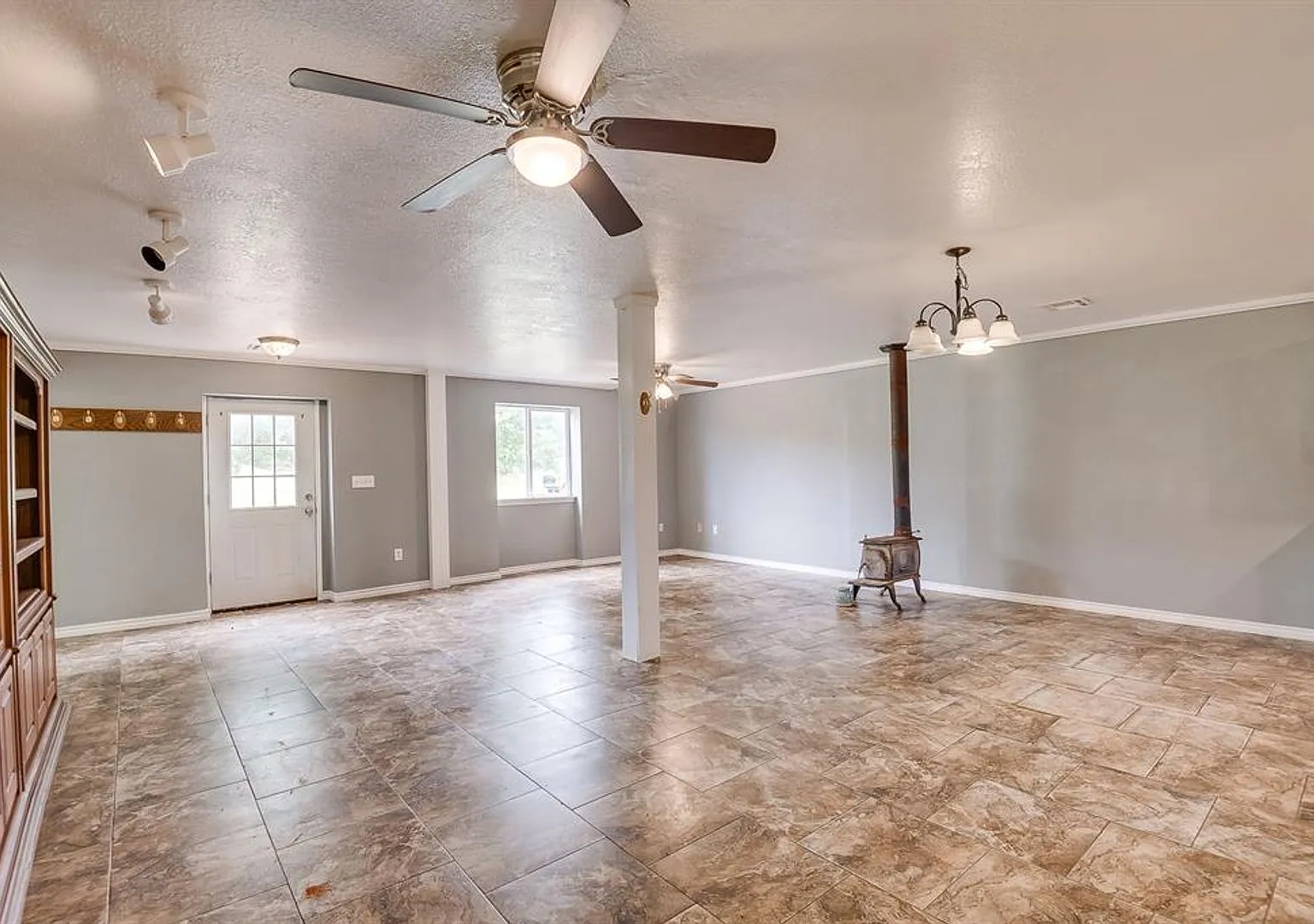 Country Living at Its Finest 40 Acres, Shops & Barndominium — Photo 3