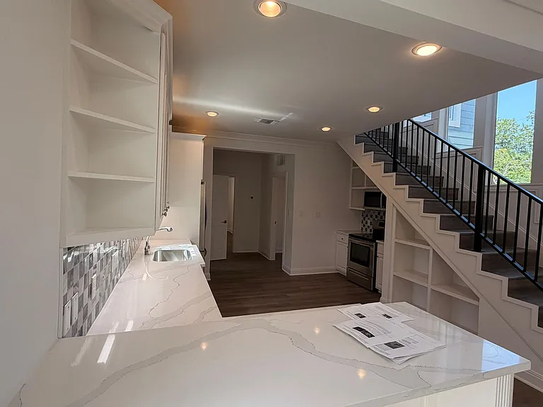 804 E Dean Keeton St — Photo 7