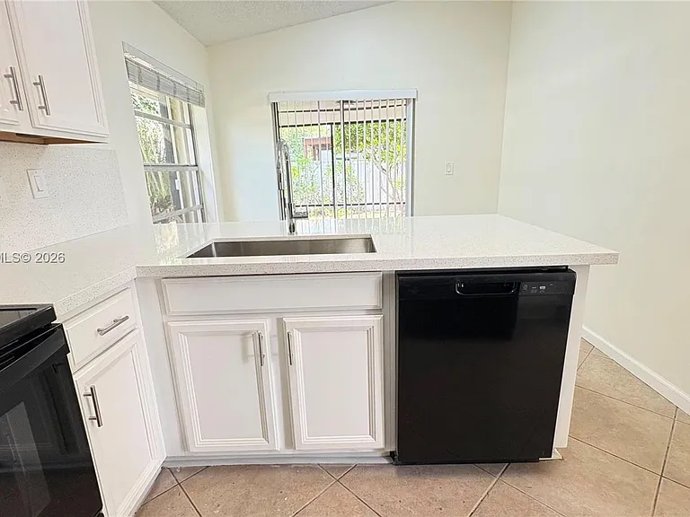 821 W Beckley Sq — Photo 7