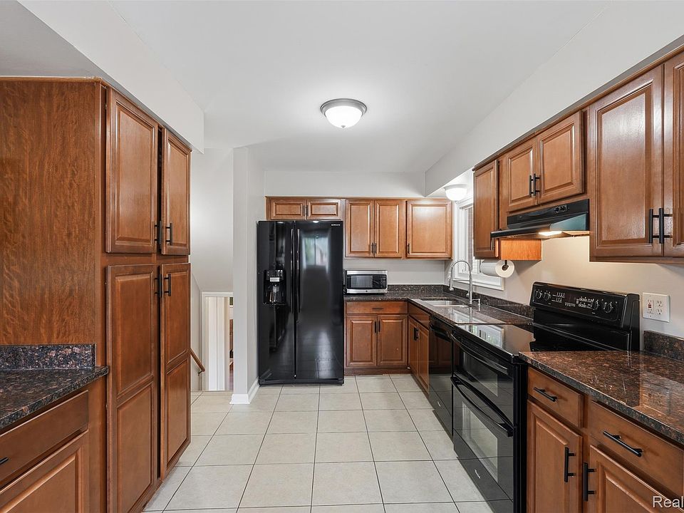 28282 Couzens Ave, photo 7