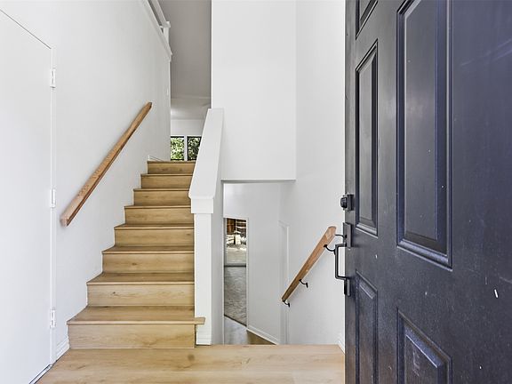 3rd image of 107 Summer Place Cir