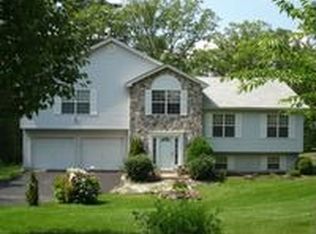 26 Hickory Dr, East Stroudsburg, PA 18301