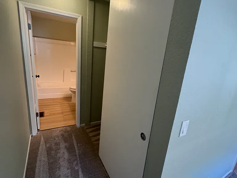 1043 Southwood Dr #J — Photo 36