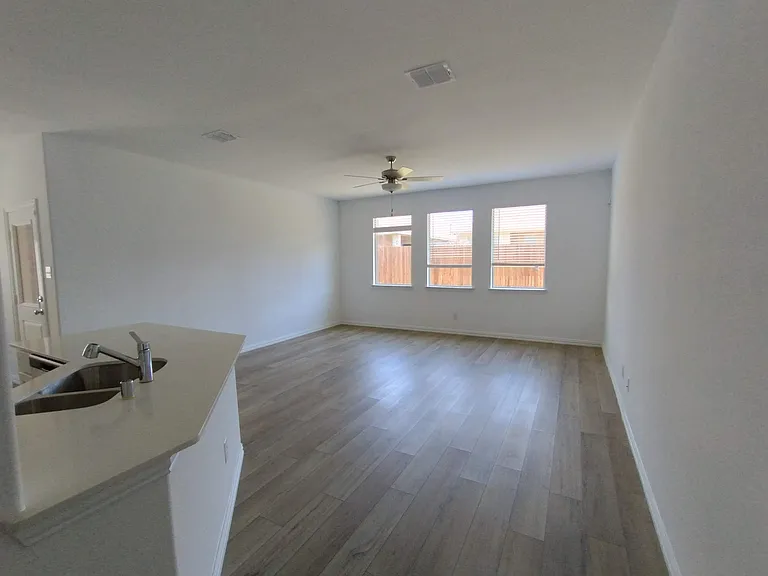 1103 Mahogany Ln — Photo 5