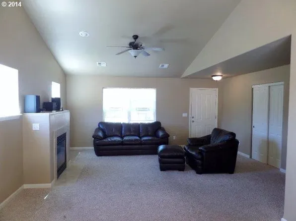 675 NE Cummins St, Roseburg, OR 97470