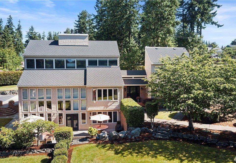 Edgewood home with attached Guest home on shy Acre.