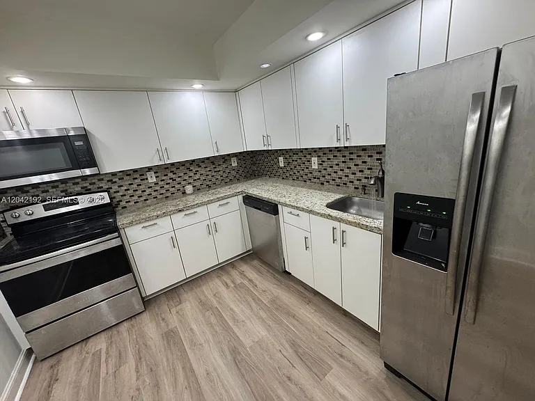 800 Parkview Dr #1018 — Photo 20