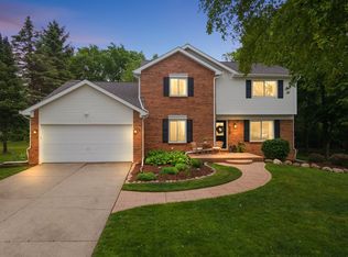 1007 Ridgeview Cir, Lake Orion, MI 48362