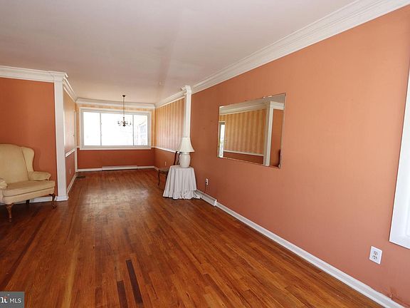 4th image of 38 S Dickens Rd