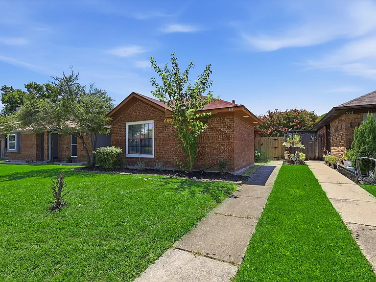 559 Lee Dr — Photo 1