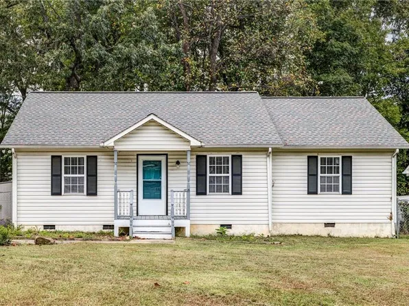 4 Oak Meadow Ln, Thomasville, NC 27360