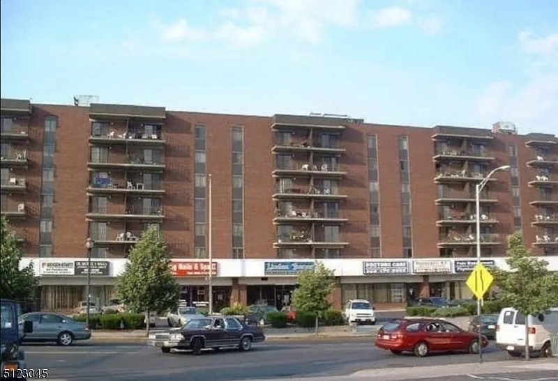 10 N Wood Ave #702