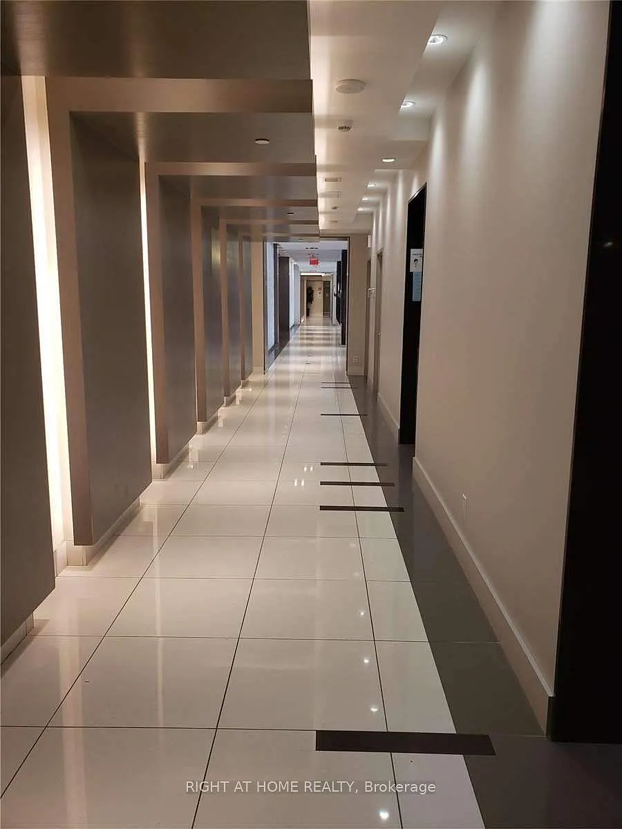 Building Photo - 7165 Yonge St E #631