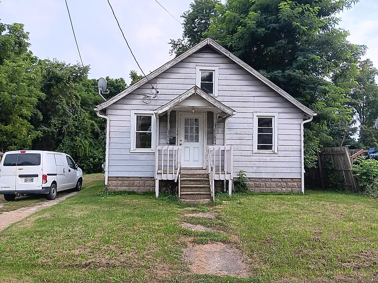 140 Sterling Ave — Photo 1