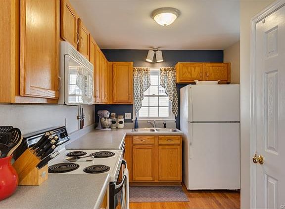 5th image of 1017 Brookwood Glen Ln