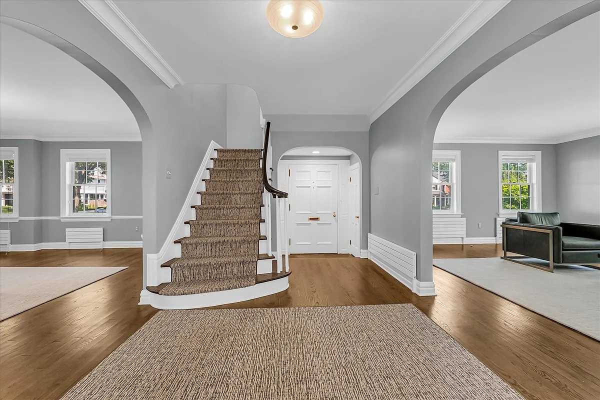3 bed, 3.5 bath, 3328 sqft, $12,500 — Photo 2