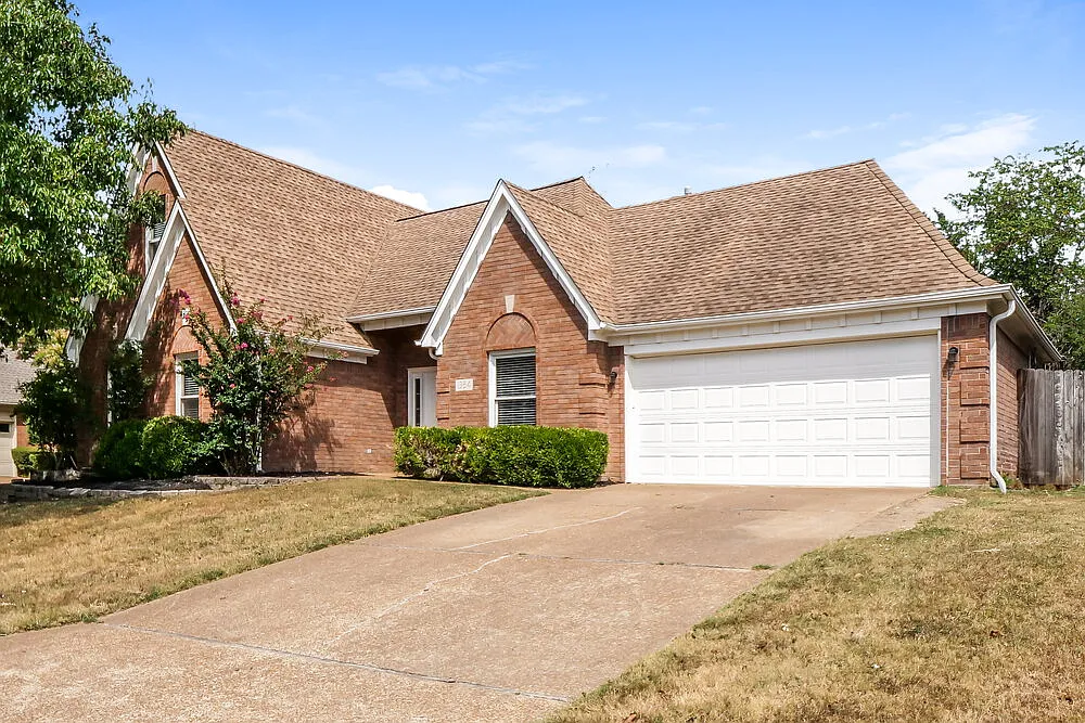 5 bed, 3.0 bath, 2405 sqft, $3,040 — Photo 4